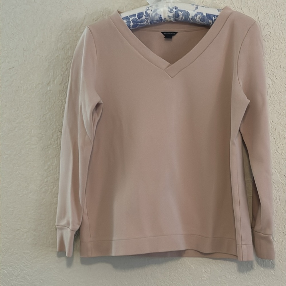 Ann Taylor dusty pink vneck top